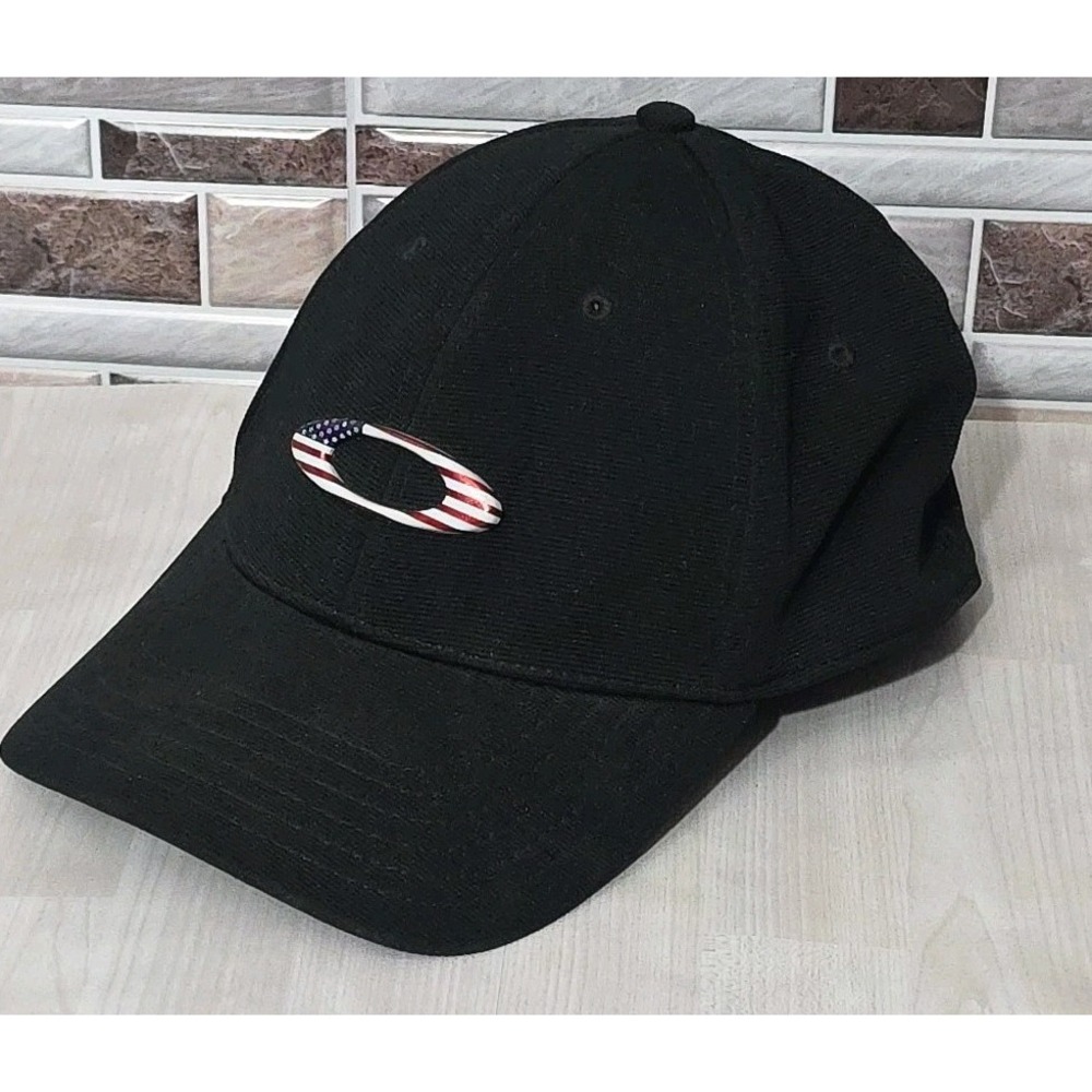 Oakley Men's Black Flexfit Cap Red, White, and Blue "O" Logo Size S/M, Pre Owned
